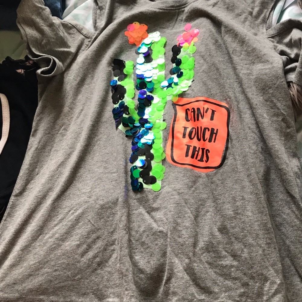 Cold shoulder tee